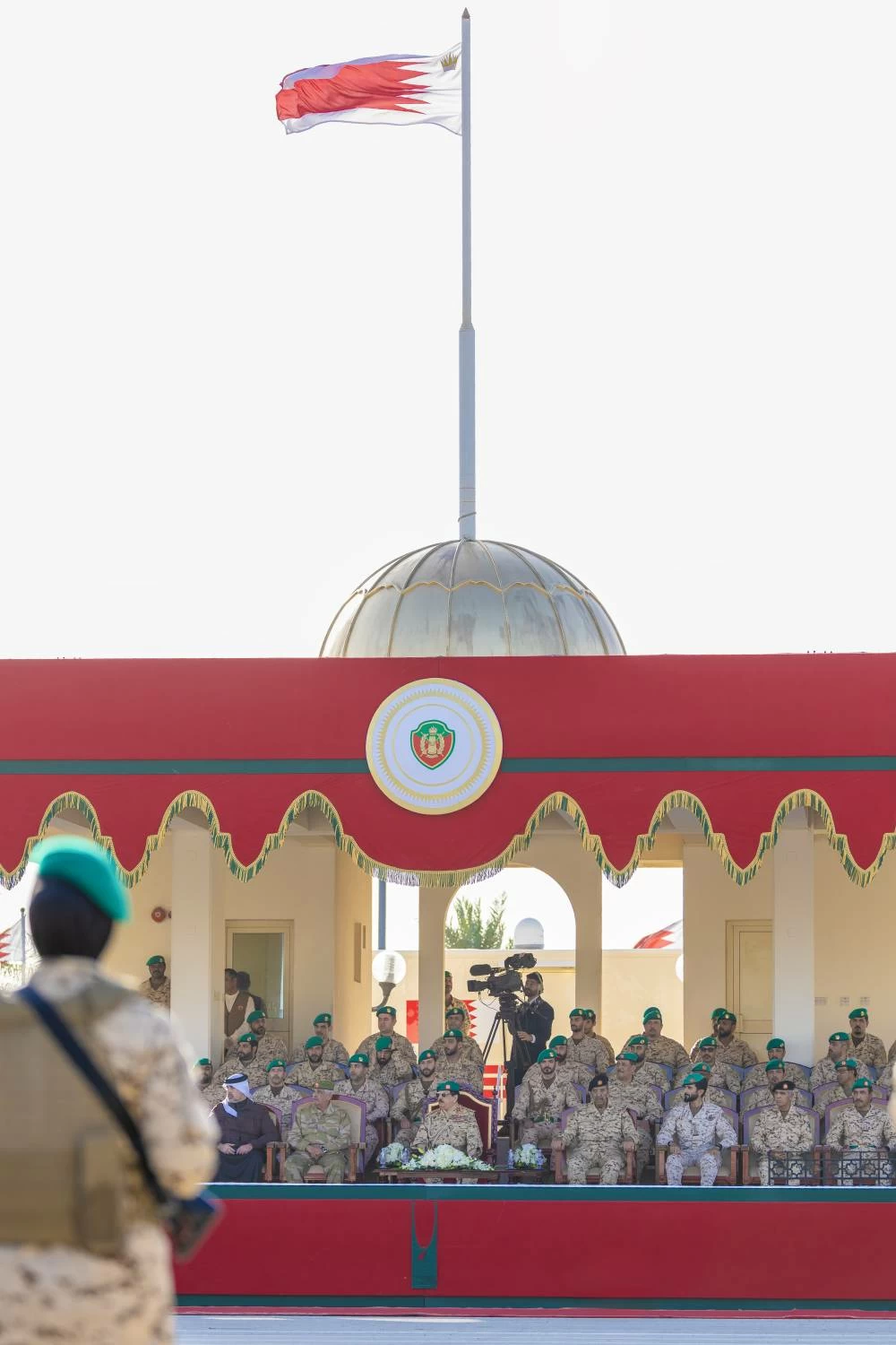 الملك القائد الأعلى للقوات المسلحة يزور الحرس الملكي بقوة دفاع البحرين