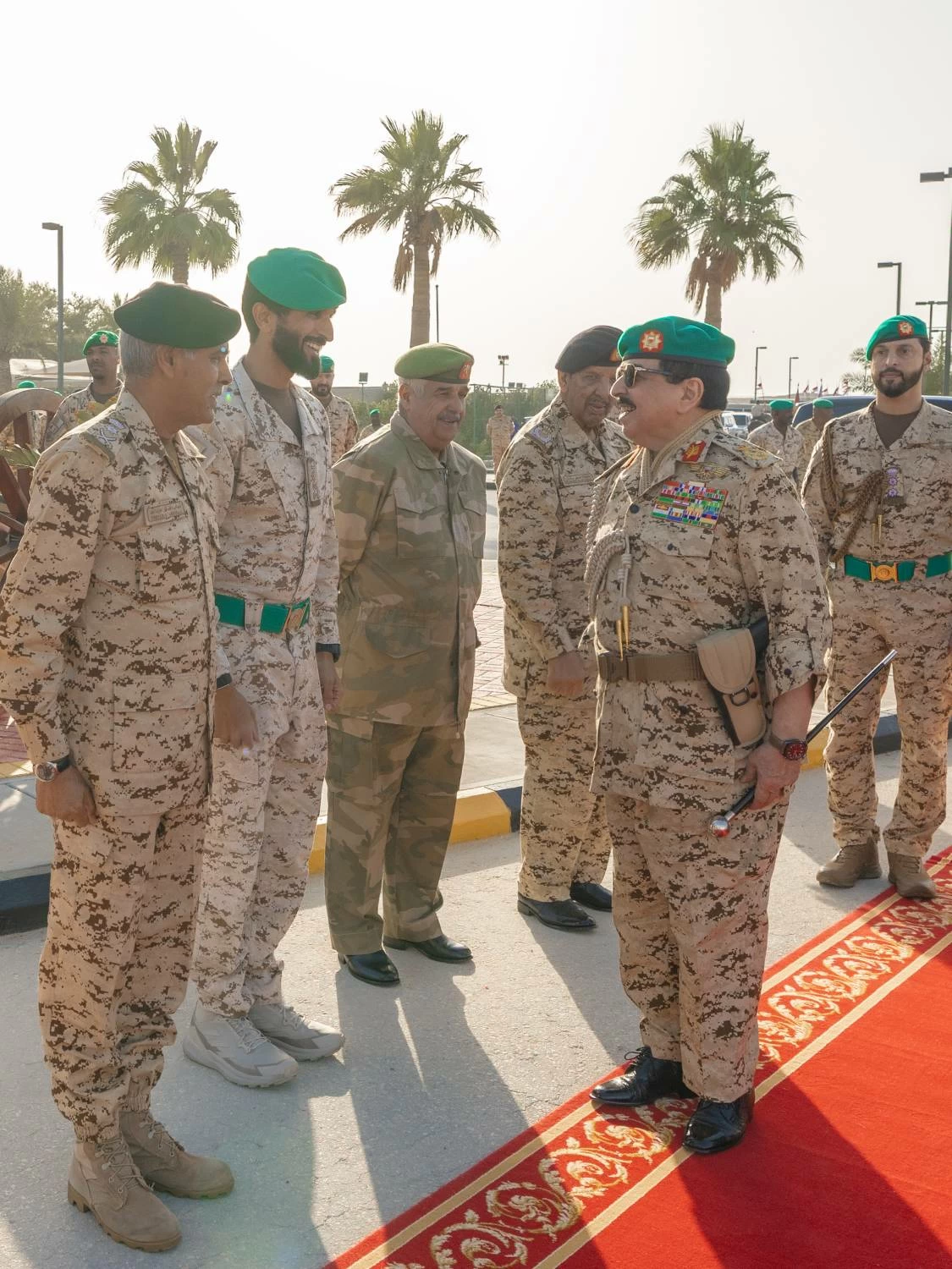 الملك القائد الأعلى للقوات المسلحة يزور الحرس الملكي بقوة دفاع البحرين