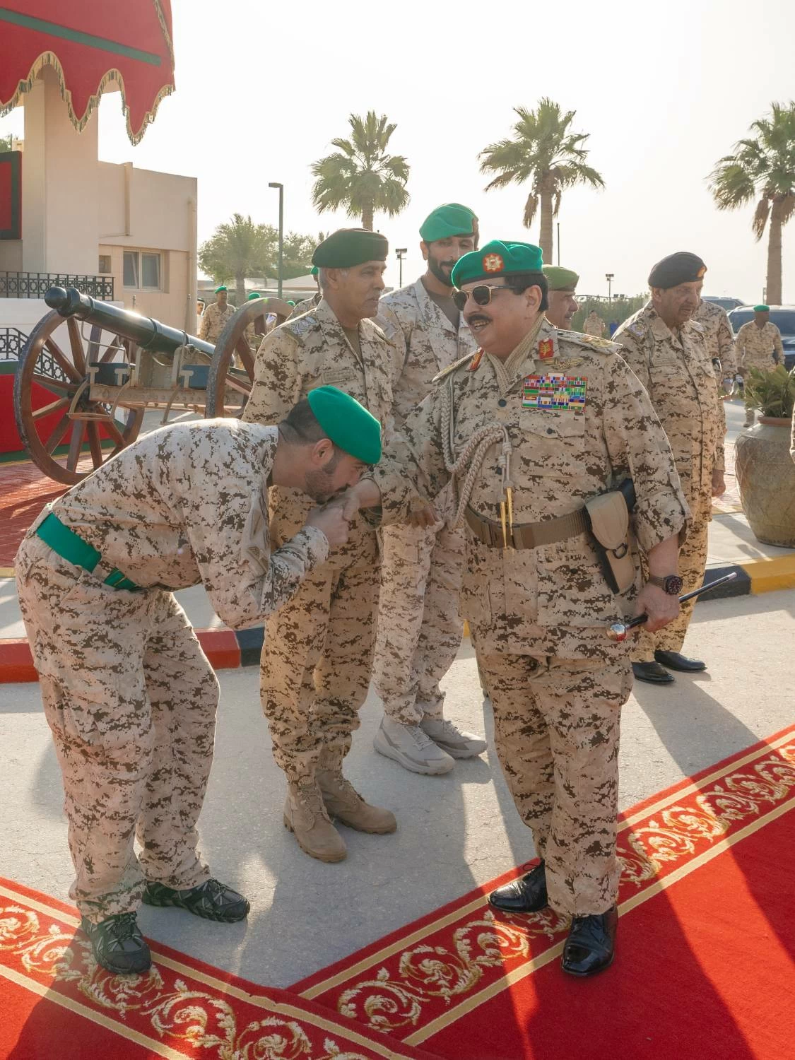 الملك القائد الأعلى للقوات المسلحة يزور الحرس الملكي بقوة دفاع البحرين