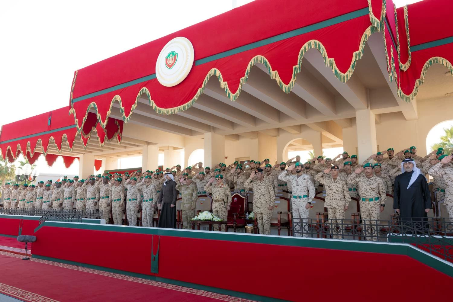 الملك القائد الأعلى للقوات المسلحة يزور الحرس الملكي بقوة دفاع البحرين