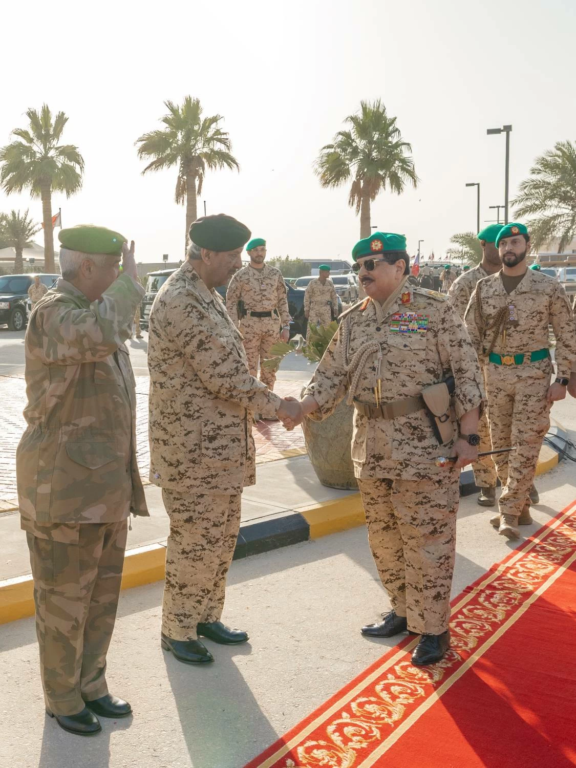 الملك القائد الأعلى للقوات المسلحة يزور الحرس الملكي بقوة دفاع البحرين