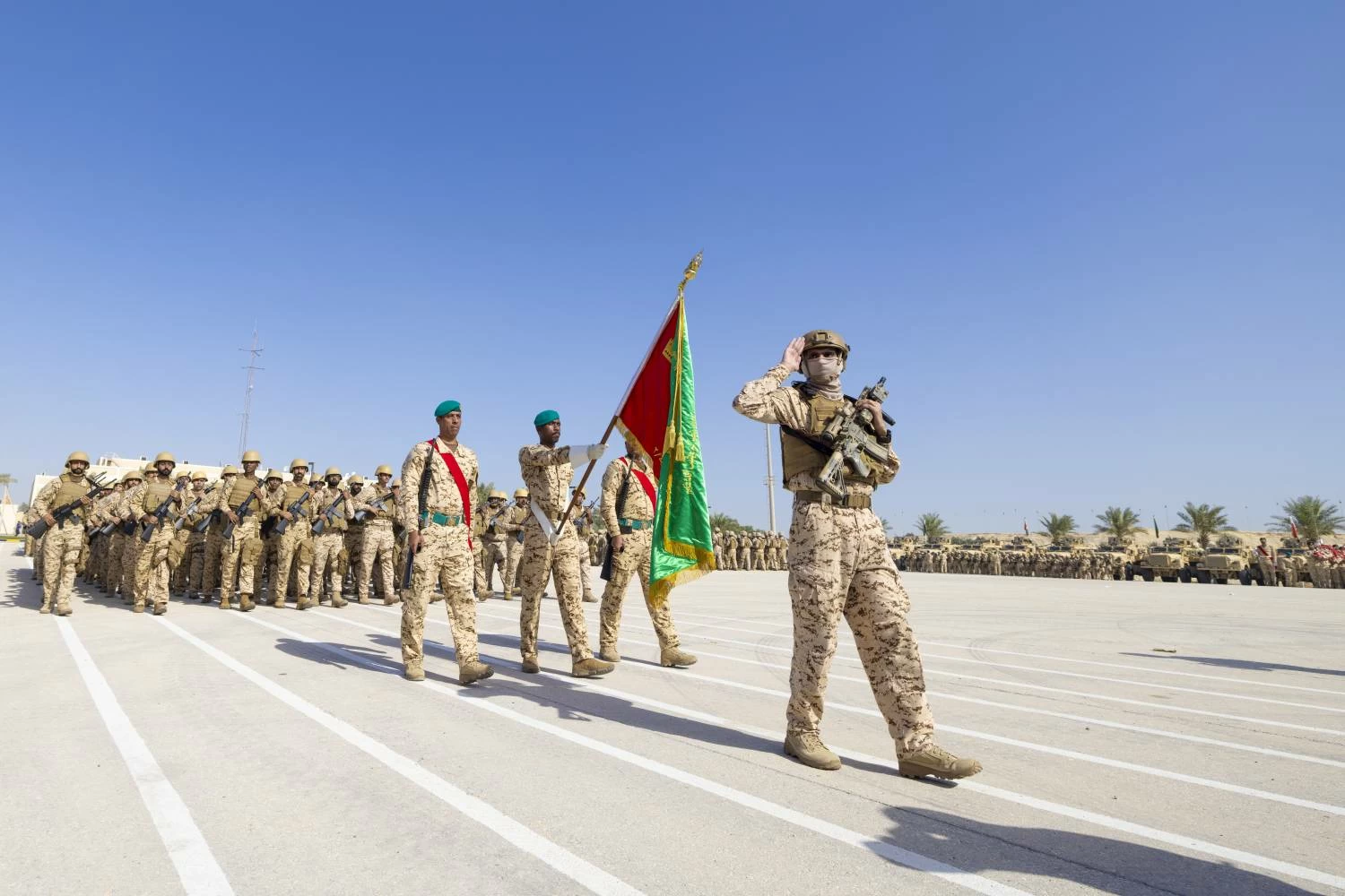 الملك القائد الأعلى للقوات المسلحة يزور الحرس الملكي بقوة دفاع البحرين