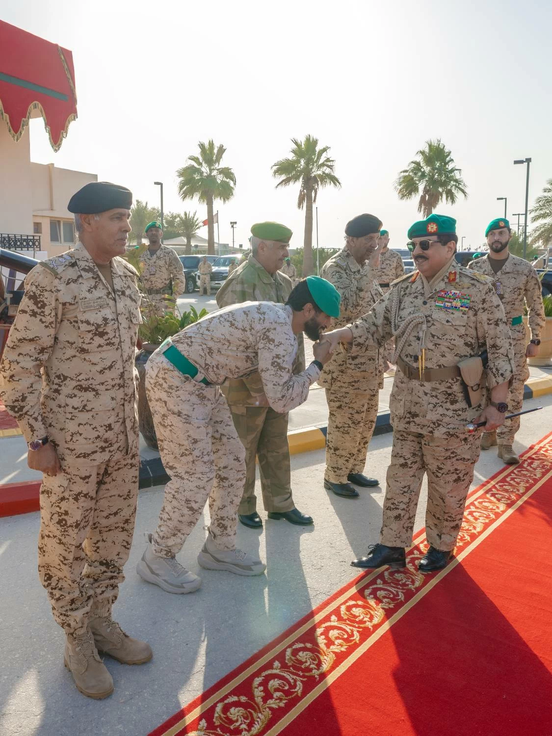الملك القائد الأعلى للقوات المسلحة يزور الحرس الملكي بقوة دفاع البحرين