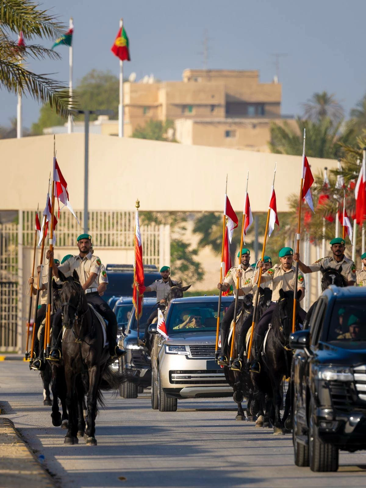 الملك القائد الأعلى للقوات المسلحة يزور الحرس الملكي بقوة دفاع البحرين