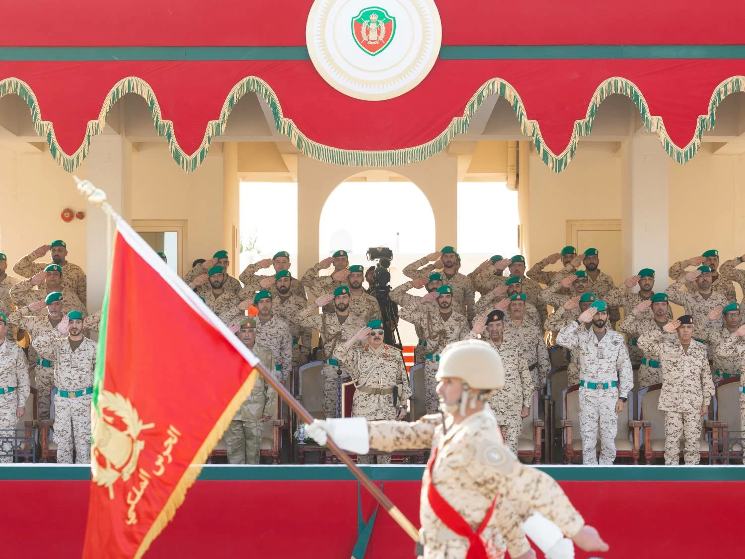 الملك القائد الأعلى للقوات المسلحة يزور الحرس الملكي بقوة دفاع البحرين