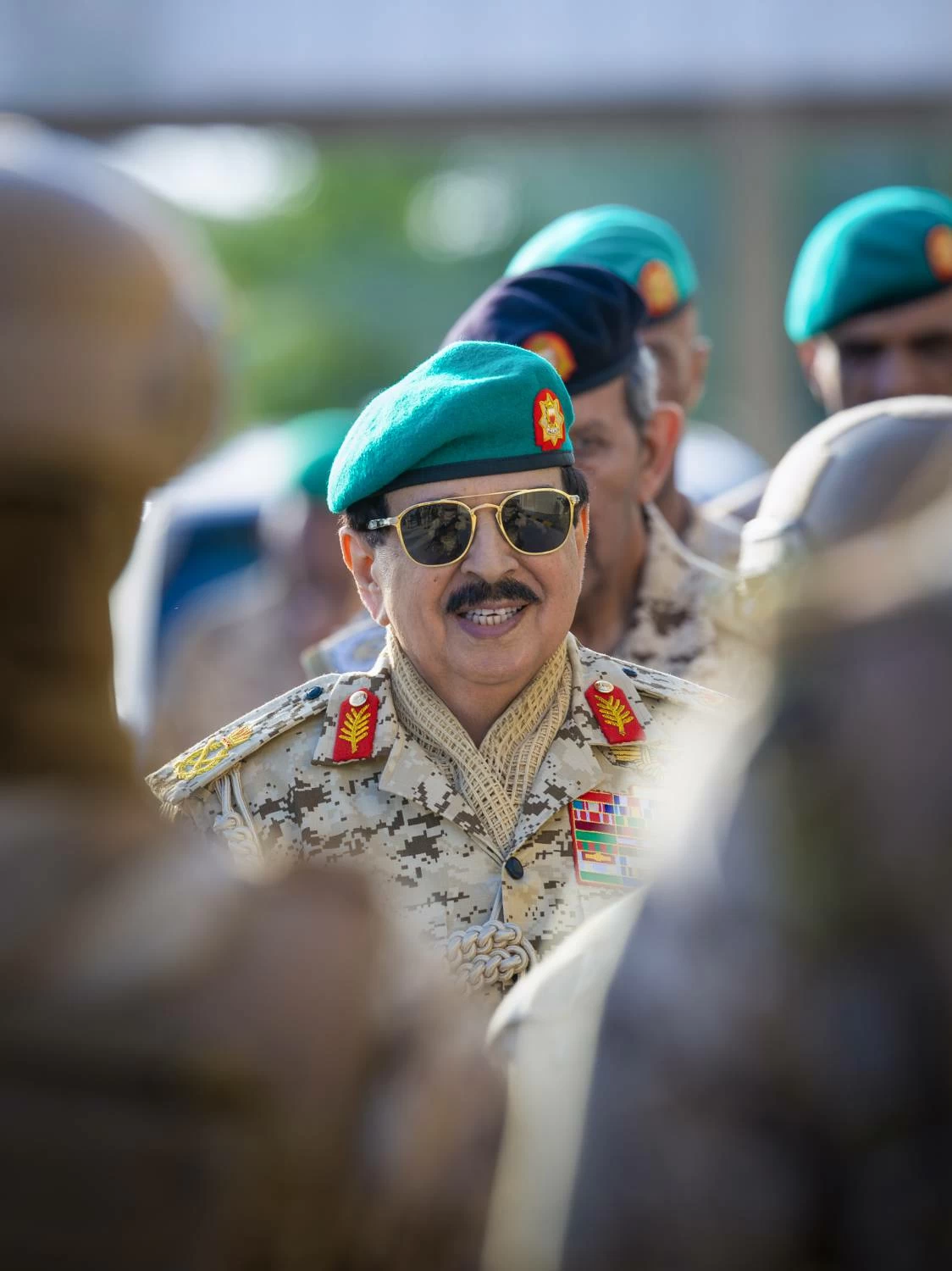 الملك القائد الأعلى للقوات المسلحة يزور الحرس الملكي بقوة دفاع البحرين