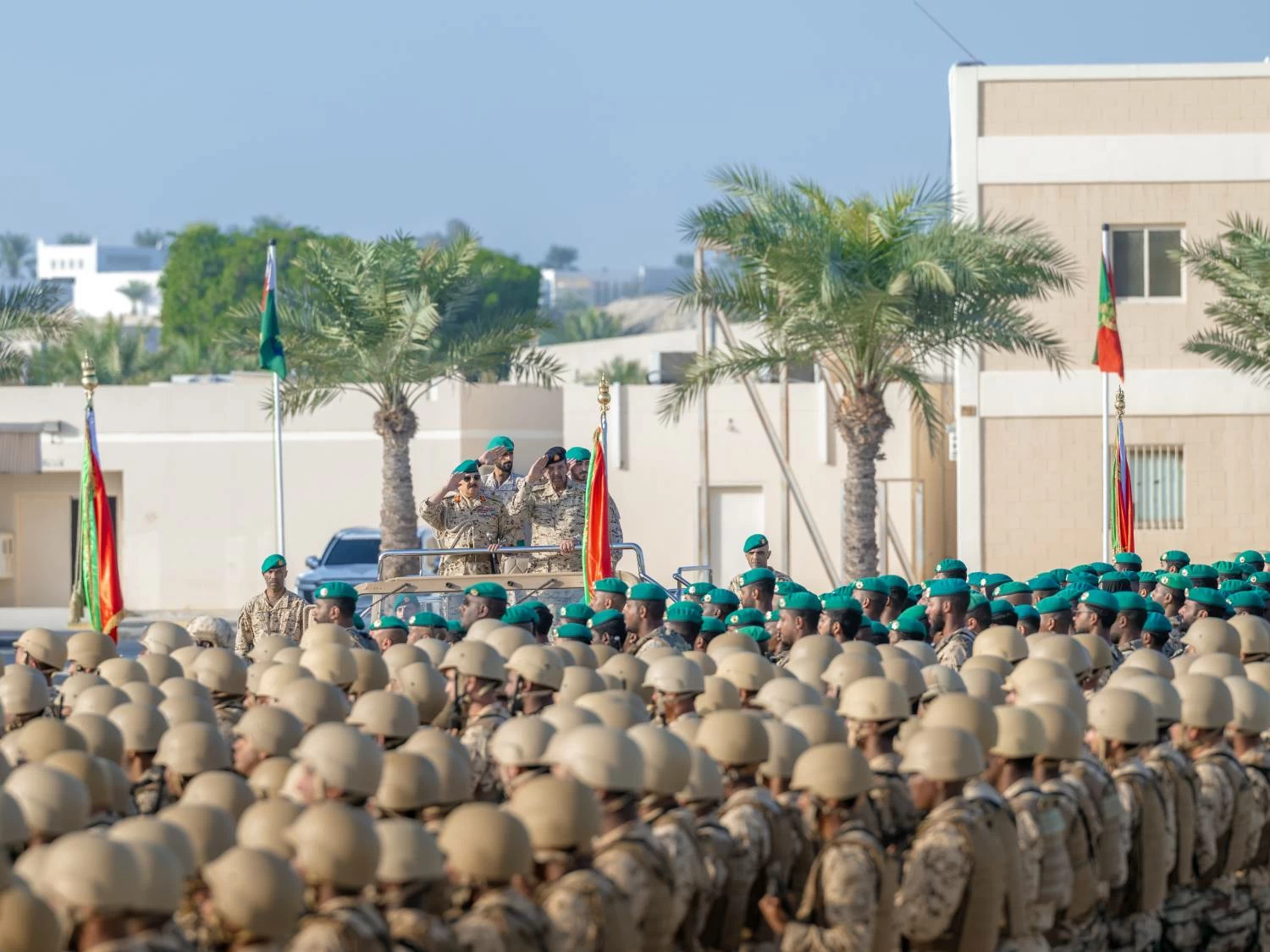 الملك القائد الأعلى للقوات المسلحة يزور الحرس الملكي بقوة دفاع البحرين