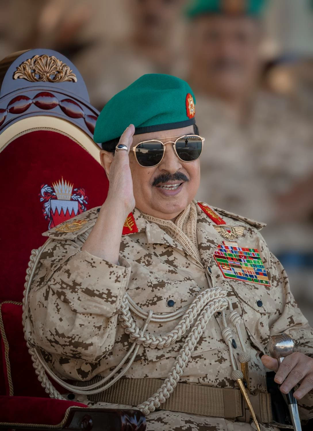 الملك القائد الأعلى للقوات المسلحة يزور الحرس الملكي بقوة دفاع البحرين