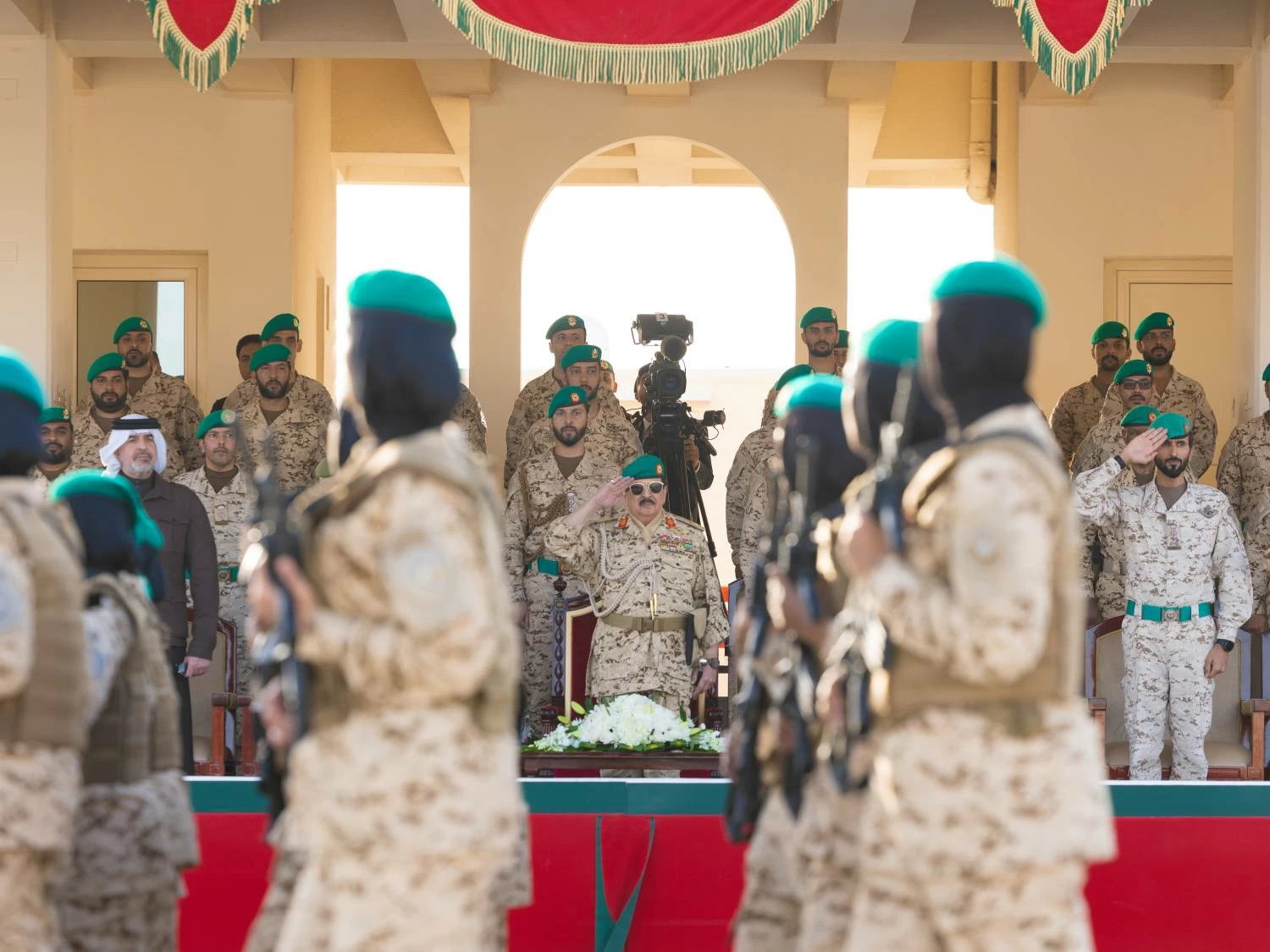 الملك القائد الأعلى للقوات المسلحة يزور الحرس الملكي بقوة دفاع البحرين