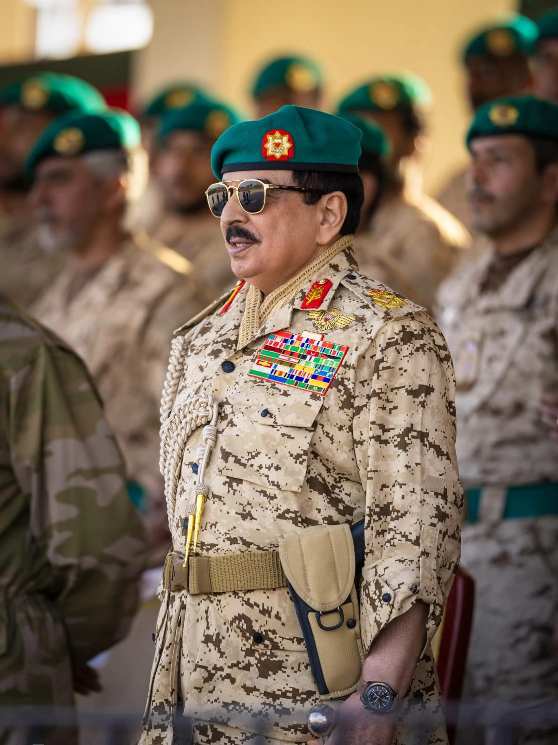 الملك القائد الأعلى للقوات المسلحة يزور الحرس الملكي بقوة دفاع البحرين