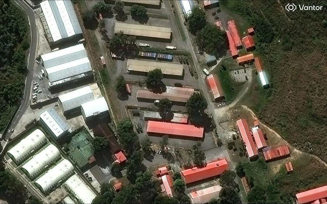 الأقمار الصناعية توثّق آثار الضربات الأمريكية على المقر الأخير لمادورو قبل اعتقاله (صور)