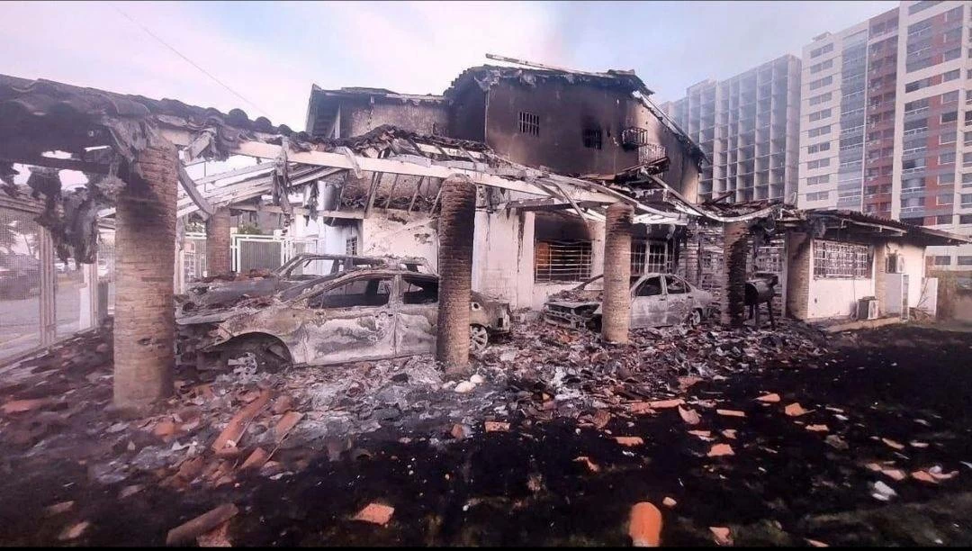 الأقمار الصناعية توثّق آثار الضربات الأمريكية على المقر الأخير لمادورو قبل اعتقاله (صور)