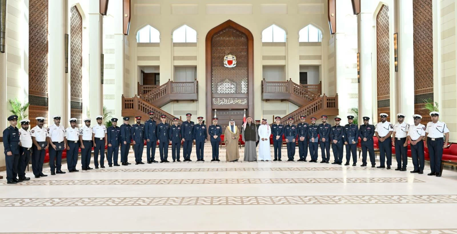 وزير الداخلية يكرّم أعضاء من &laquo;المباحث والأدلة الجنائية&raquo; ويشيد بسرعة الاستجابة والجاهزية