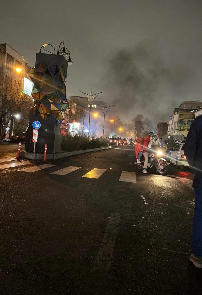 احتجاجات جديدة في بازار طهران.. والسلطات تُشدد قيود الإنترنت