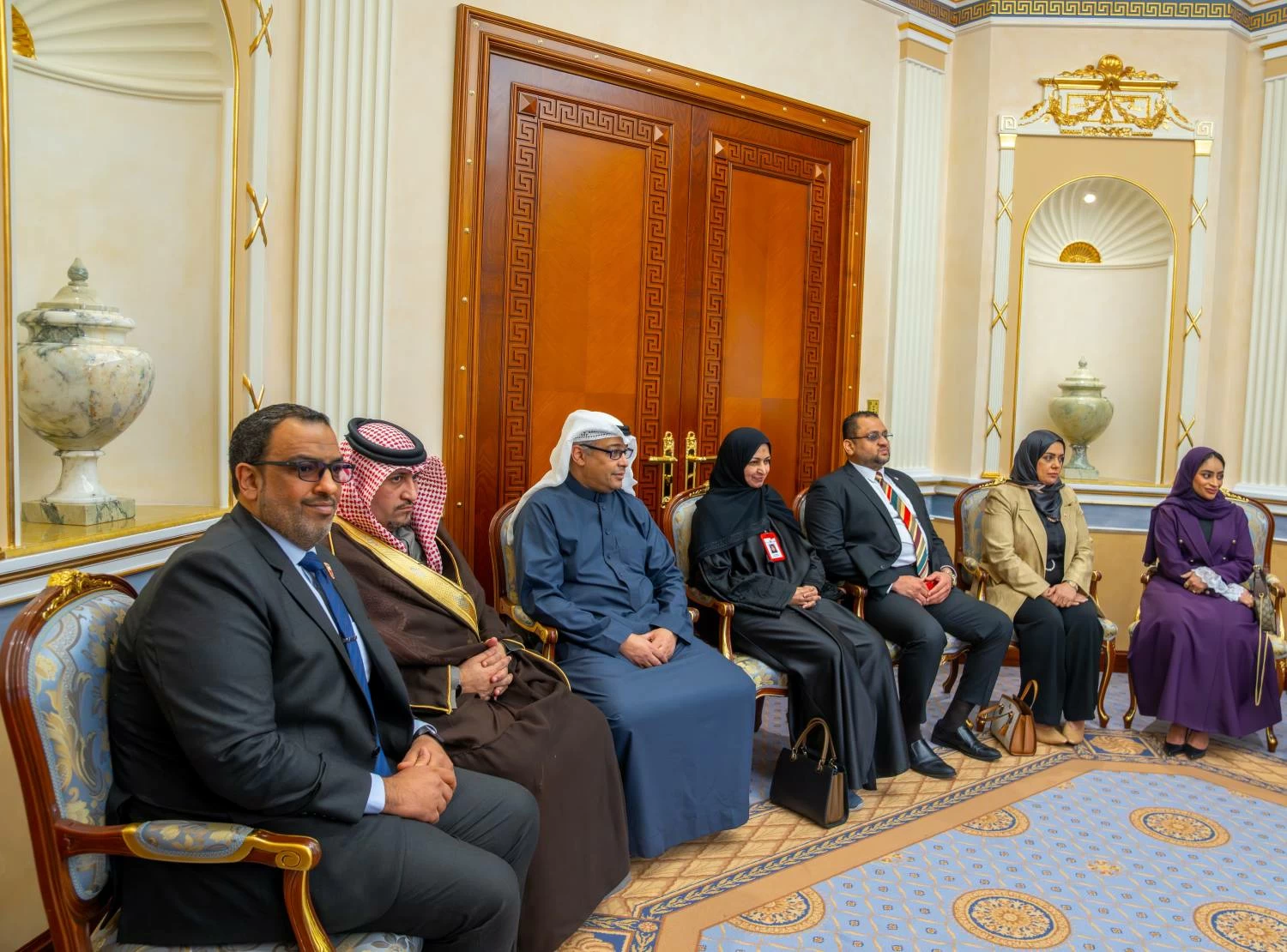 ولي العهد رئيس الوزراء يستقبل وزير العمل ووزير الشؤون القانونية