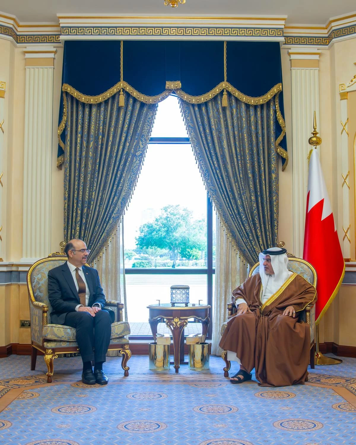 ولي العهد رئيس الوزراء يستقبل وزير العمل ووزير الشؤون القانونية 