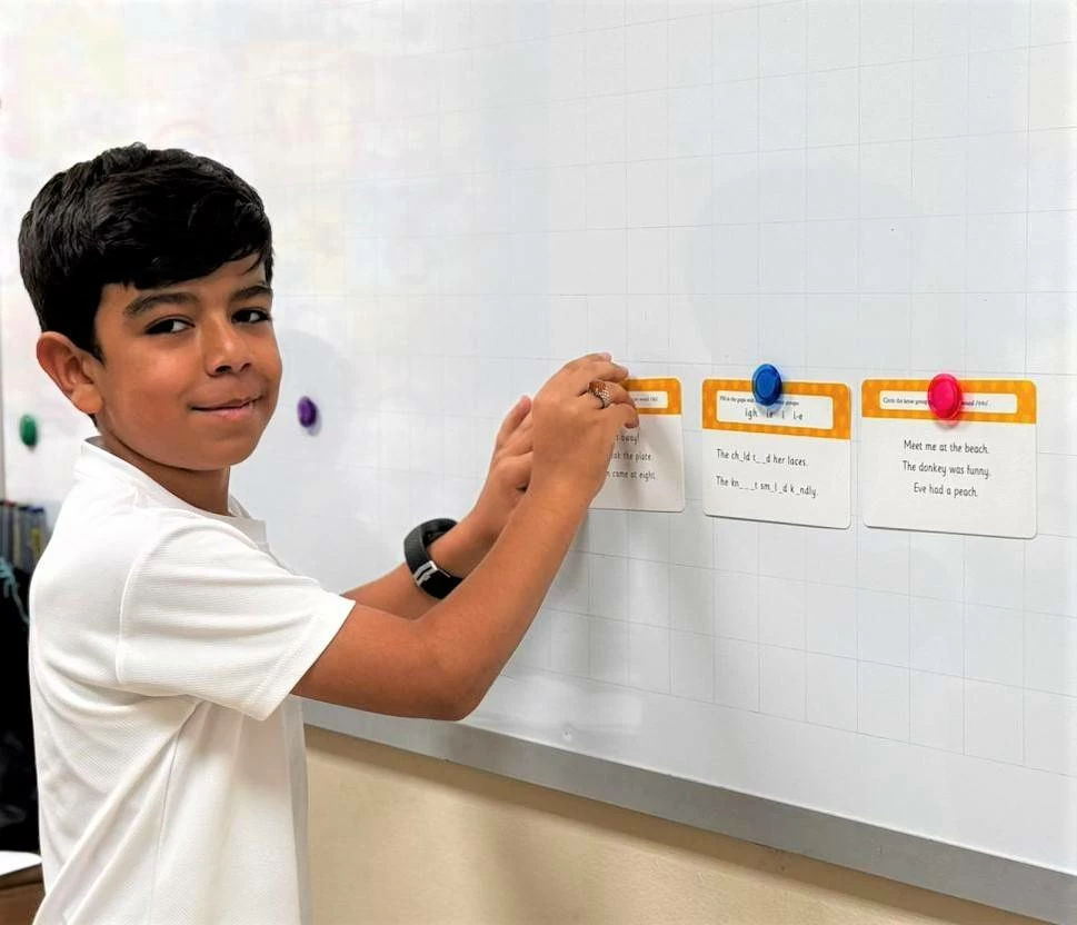 مدارس تضم أندية لتطوير إتقان اللغة الإنجليزية ودعم مناهجها