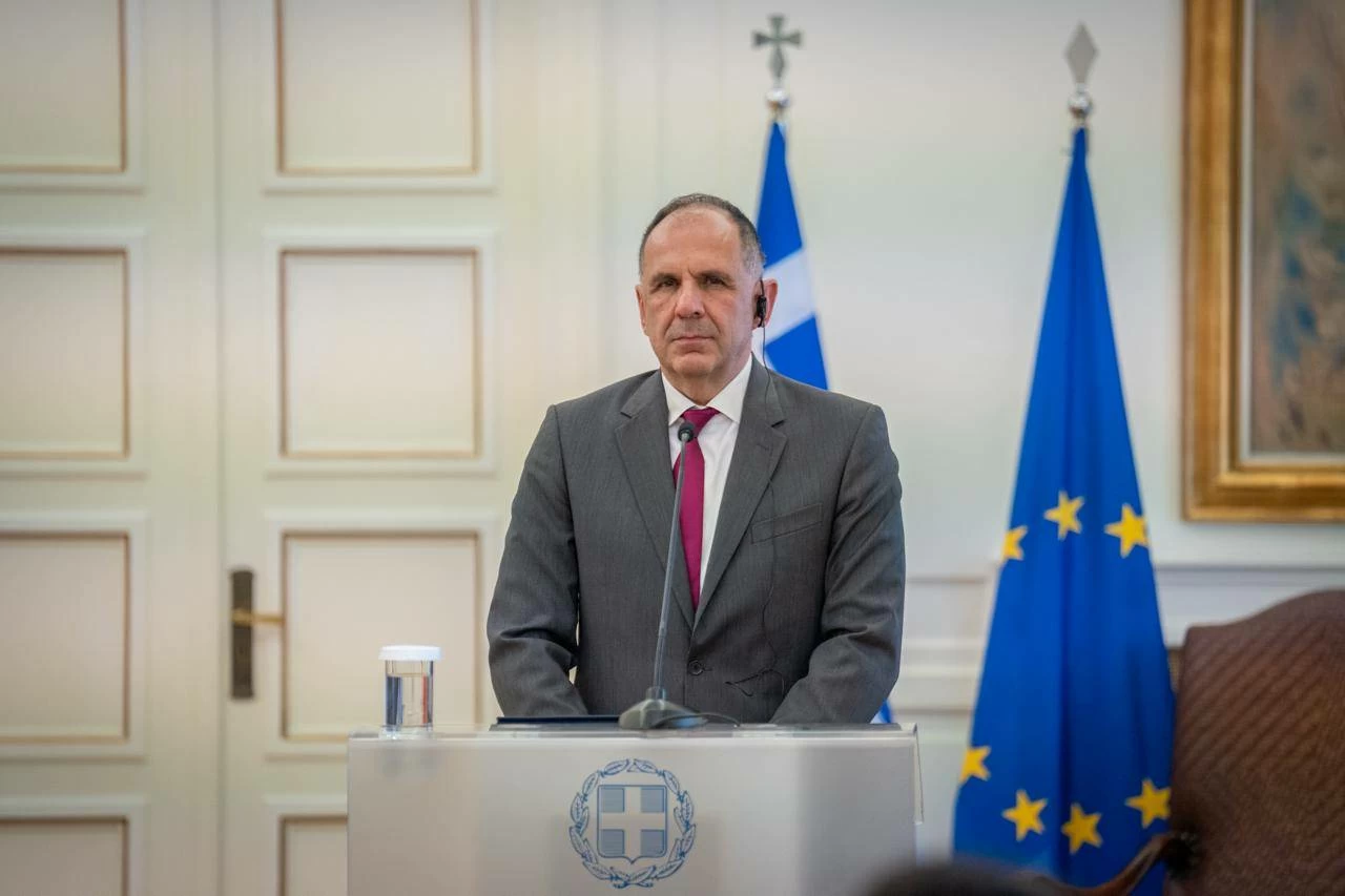 وزير الخارجية يعقد مؤتمراً صحفياً مع وزير الخارجية في جمهورية اليونان