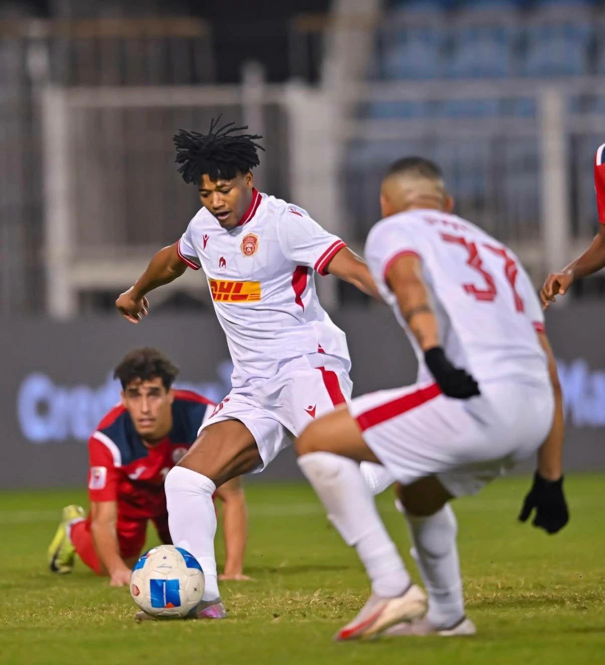 المحرق يخطف الوصافة ويواصل مطاردة الصدارة في دوري ناصر بن حمد الممتاز