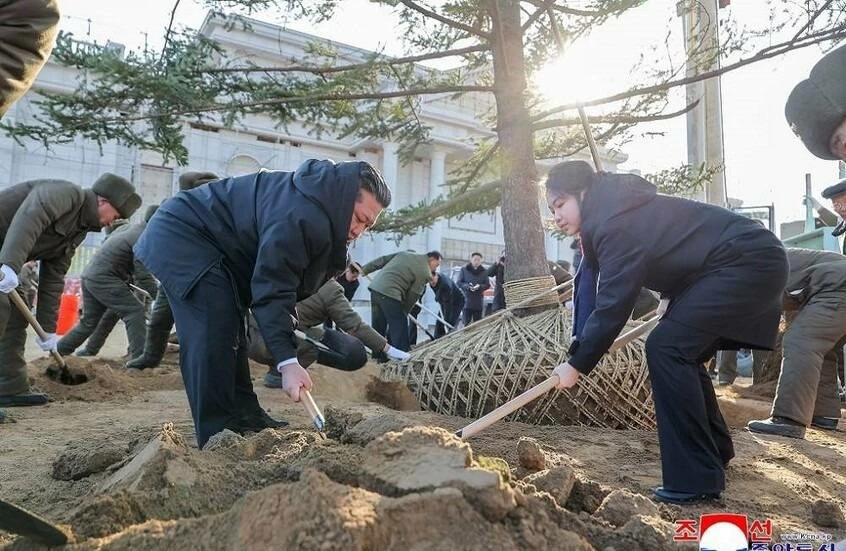 كيم يغرس شجرة في حديقة متحف جنود بلاده المشاركين في تحرير مقاطعة كورسك الروسية (صور) 