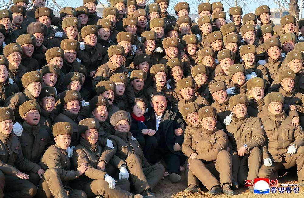 كيم يغرس شجرة في حديقة متحف جنود بلاده المشاركين في تحرير مقاطعة كورسك الروسية (صور)