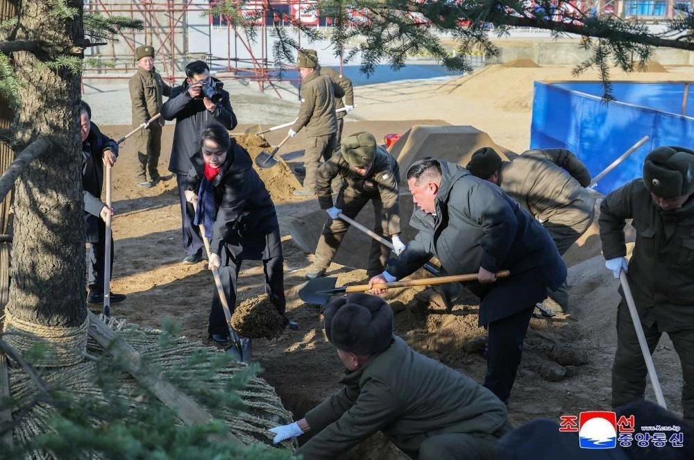 كيم يغرس شجرة في حديقة متحف جنود بلاده المشاركين في تحرير مقاطعة كورسك الروسية (صور)