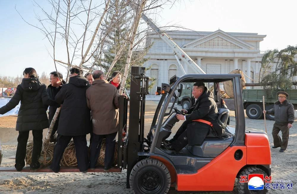 كيم يغرس شجرة في حديقة متحف جنود بلاده المشاركين في تحرير مقاطعة كورسك الروسية (صور)