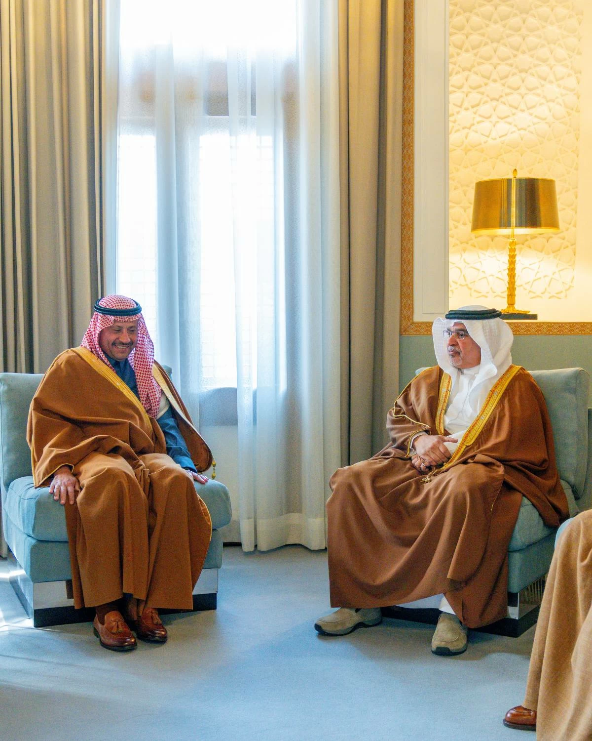 ولي العهد رئيس الوزراء يلتقي السفير السعودي لدى البحرين نايف السديري