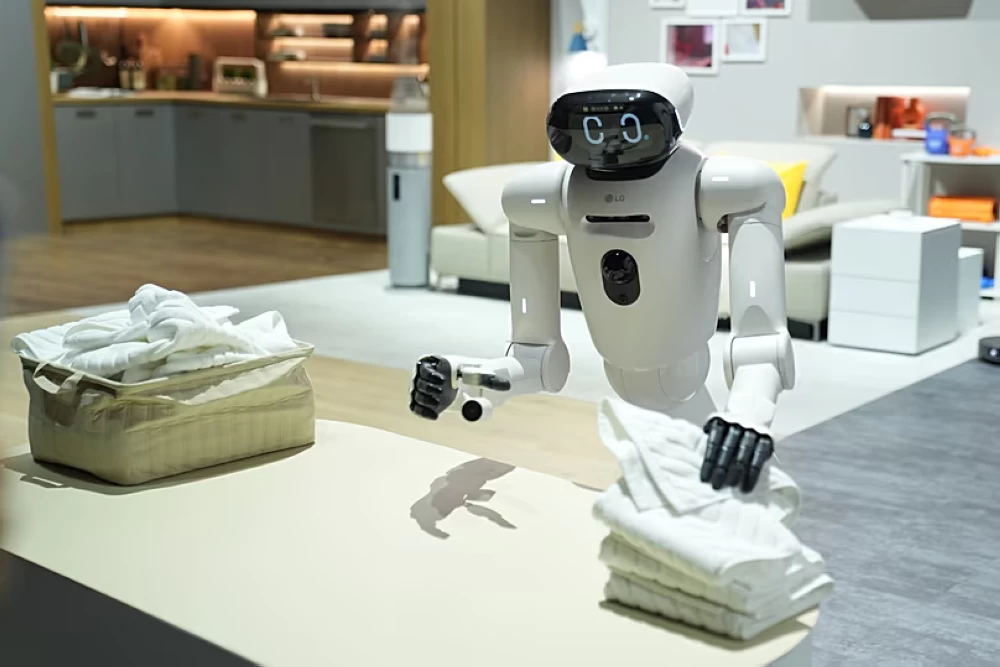 «إل جي» تكشف أول روبوت منزلي مدعوم بالذكاء الاصطناعي 