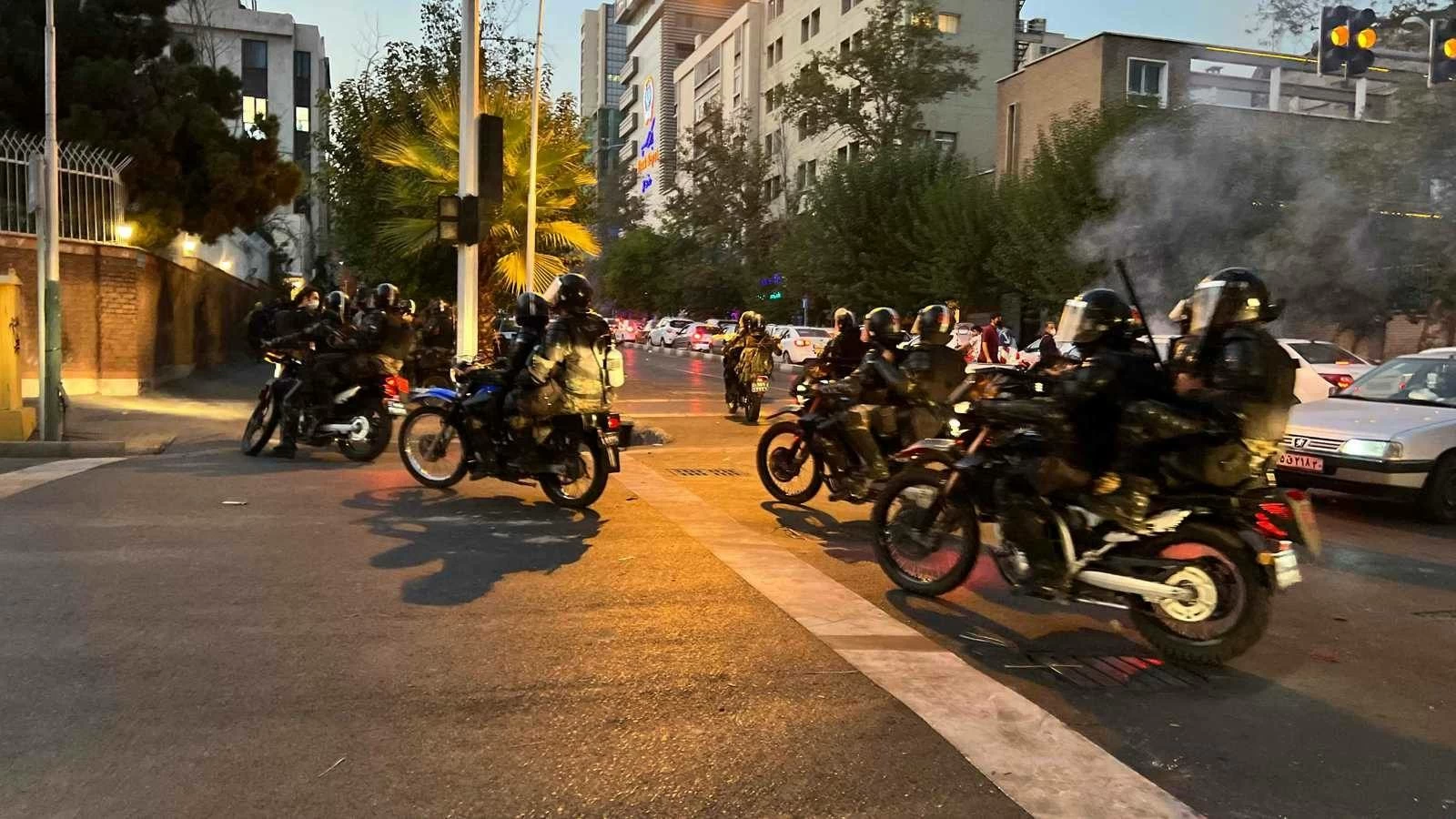 اتساع احتجاجات إيران.. وسقوط قتيلين في اشتباكات مع الأمن في مدينة لردغان