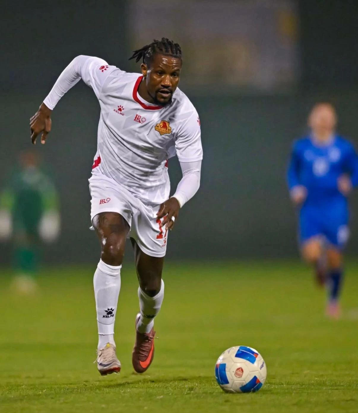 الرفاع الشرقي يستعيد برنس ويتعاقد مع عبدالعزيز أنداي رسميًا لتمثيل الفريق الأول