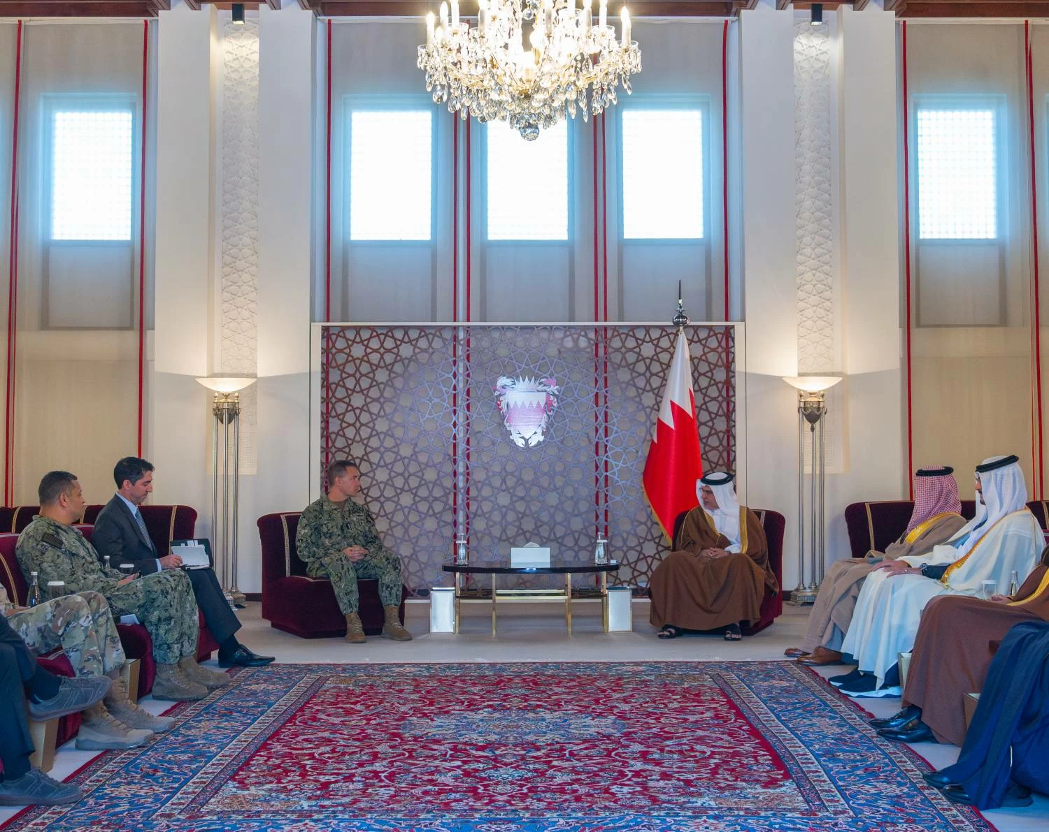 ولي العهد رئيس الوزراء يستقبل قائد القيادة المركزية الأمريكية