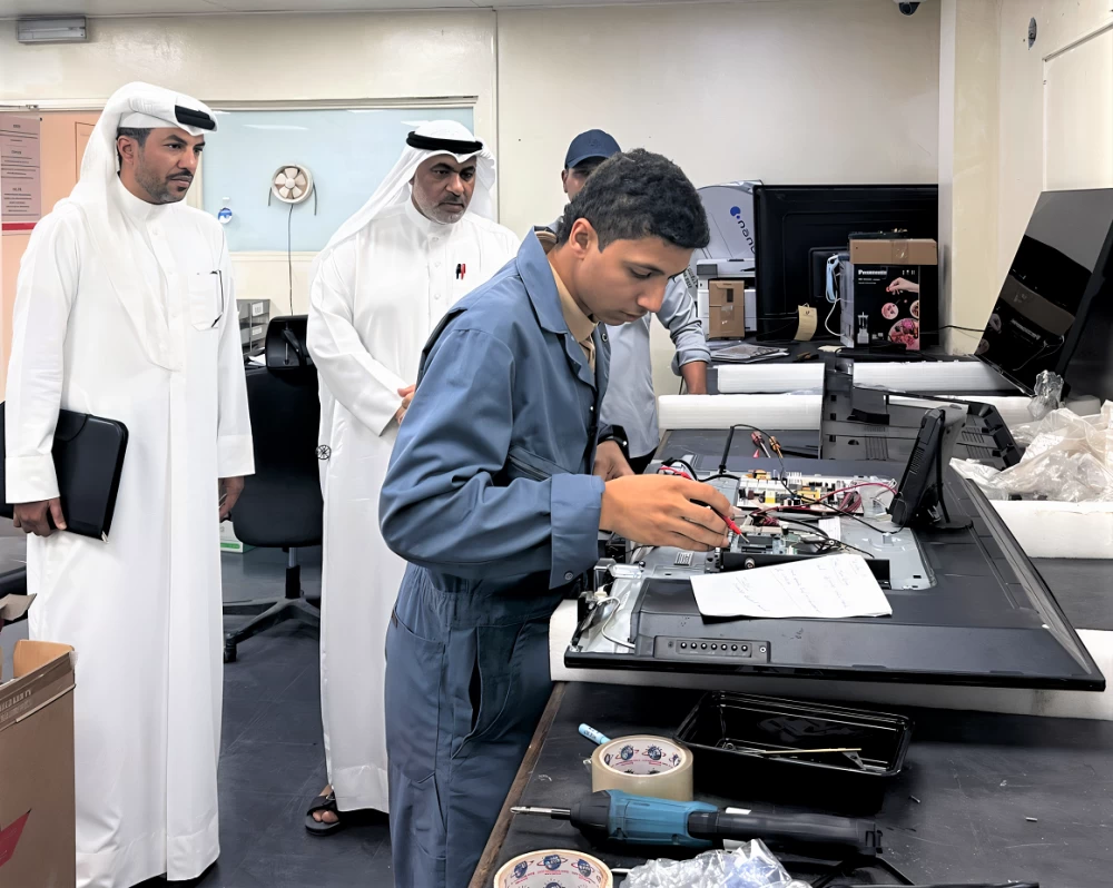 إحسان كاظم من مدرسة جدحفص يتميز في أداء مهامه بشركة إلكترونيات