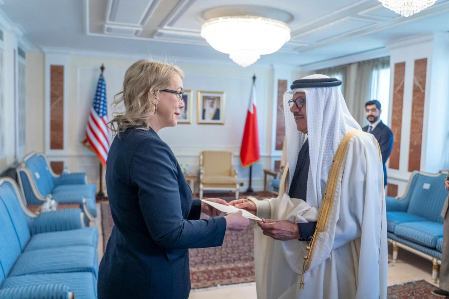 وزير الخارجية يتسلم نسخة من أوراق اعتماد سفيرة الولايات المتحدة المعيّنة لدى البحرين