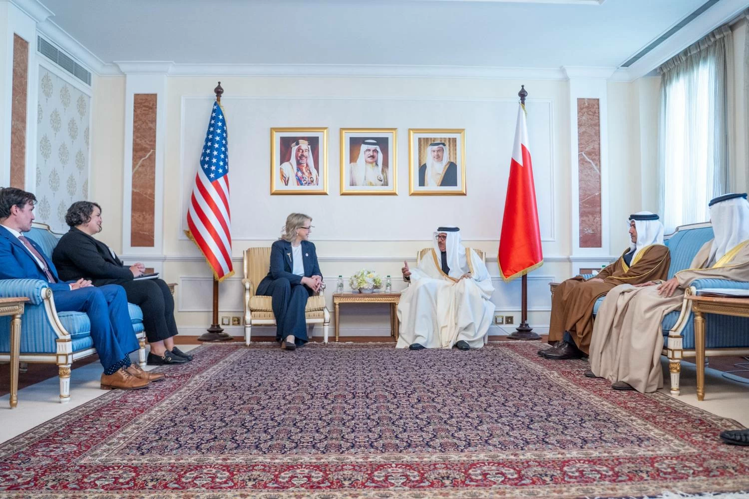 وزير الخارجية يتسلم نسخة من أوراق اعتماد سفيرة الولايات المتحدة المعيّنة لدى البحرين