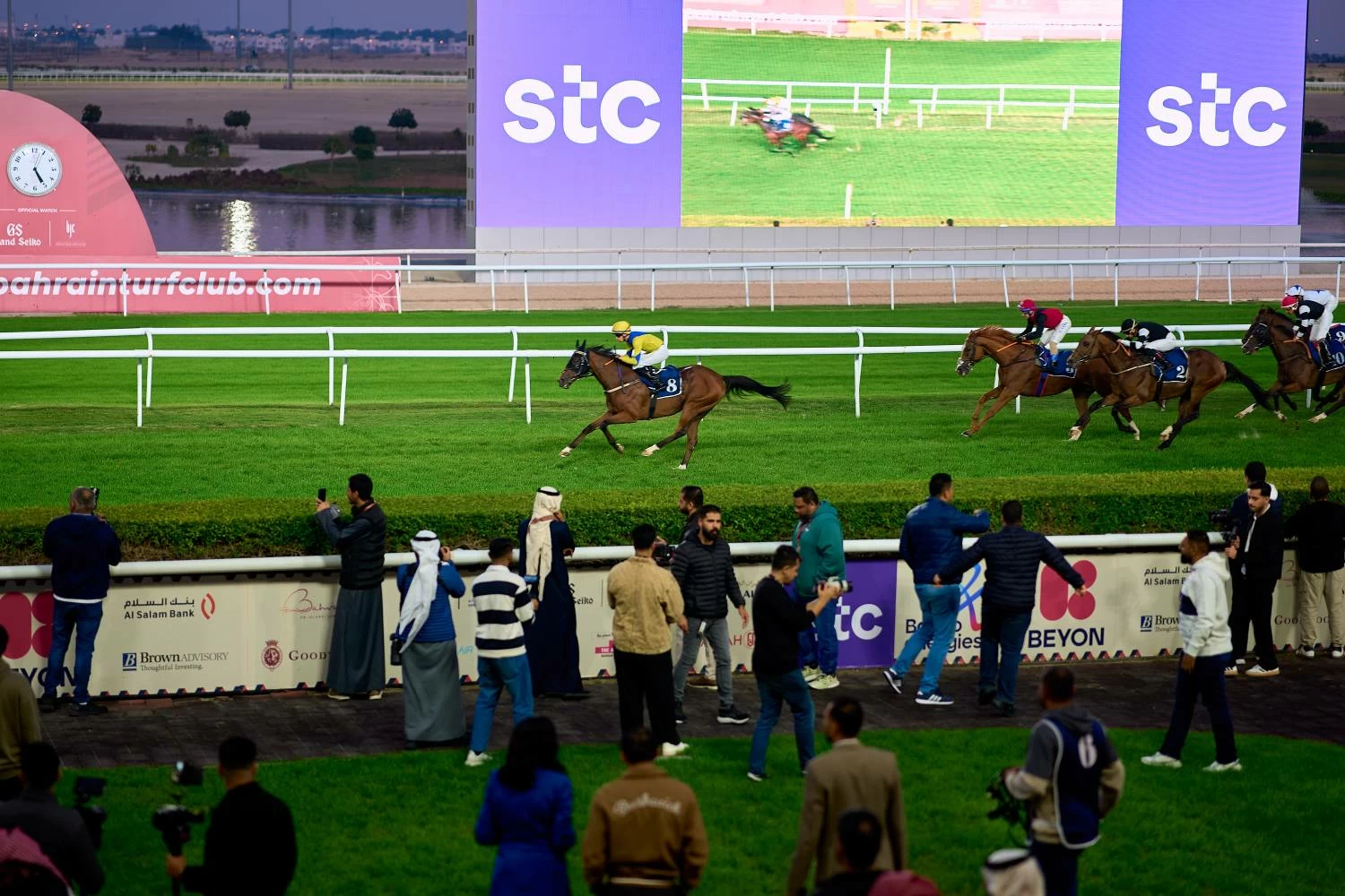 فيصل بن راشد يشهد السباق الـ13 للخيل على كؤوس «stc» 