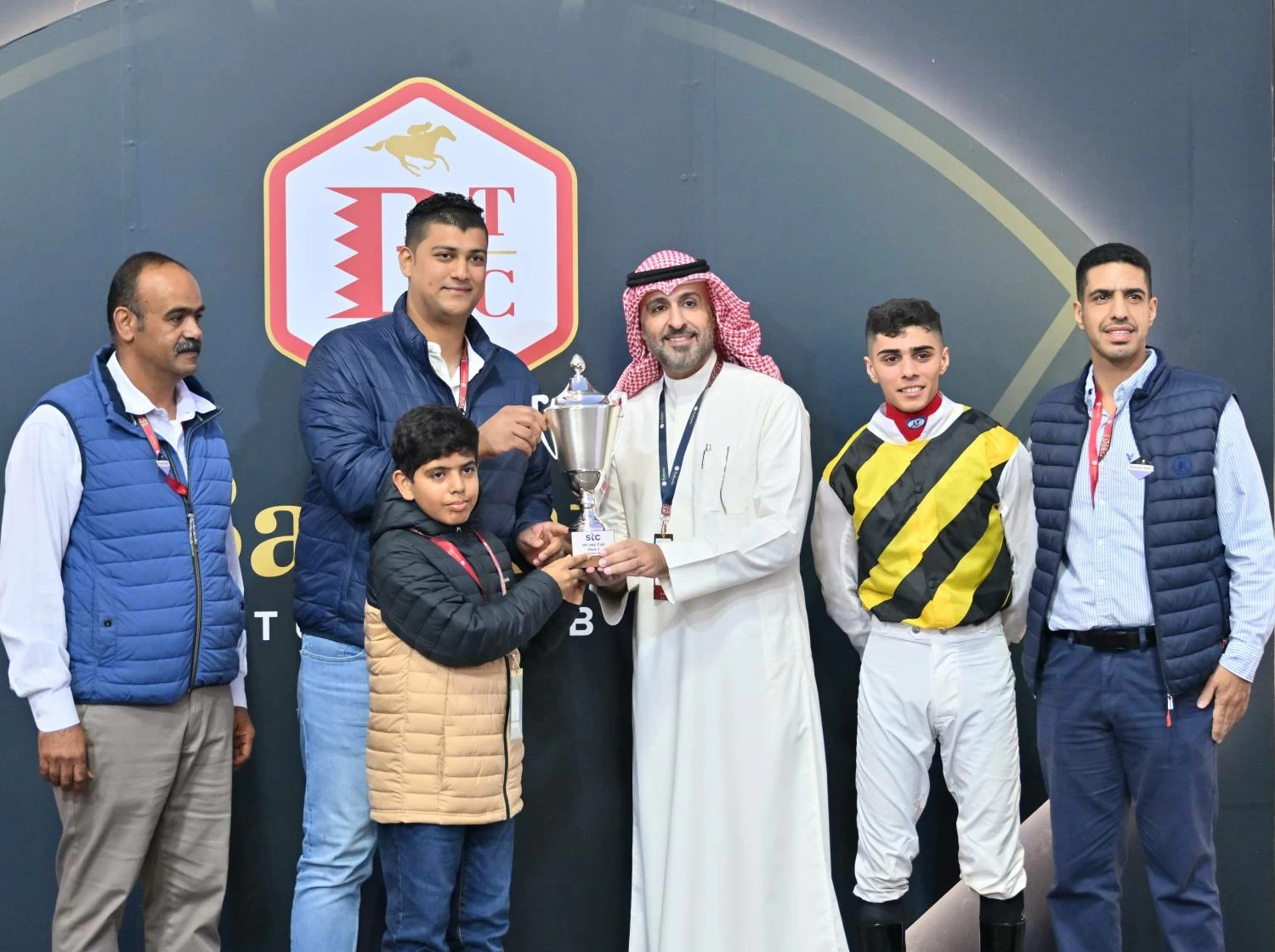 فيصل بن راشد يشهد السباق الـ13 للخيل على كؤوس &laquo;stc&raquo;