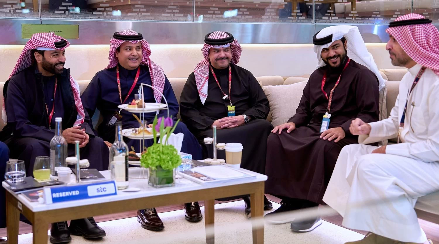 فيصل بن راشد يشهد السباق الـ13 للخيل على كؤوس &laquo;stc&raquo;