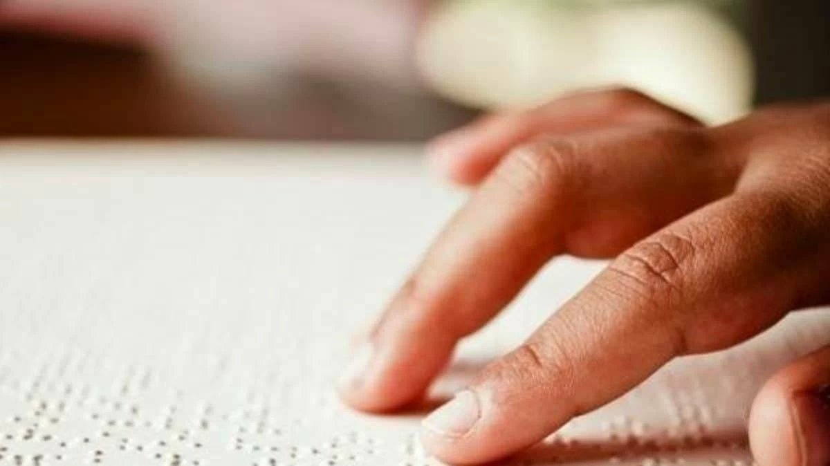 هل يمكن أن نجعله يرى بقدراته.. كيف نتعامل مع الطفل الكفيف؟ 