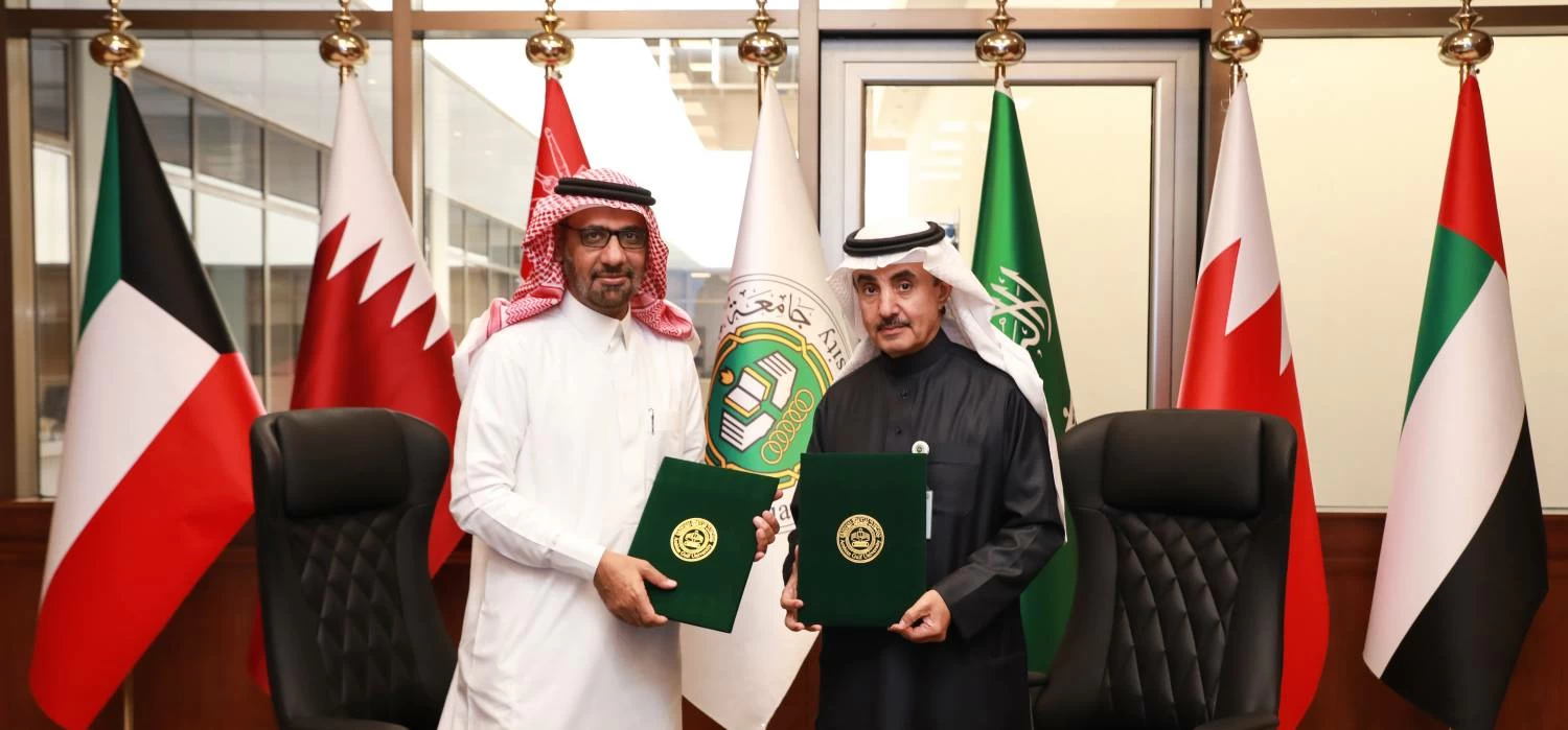 "الخليج العربي" توقّع عقد اتفاقية خدمات استشارية لتطوير حوكمة إدارة الموارد البشرية مع شركة نخيل الواحة