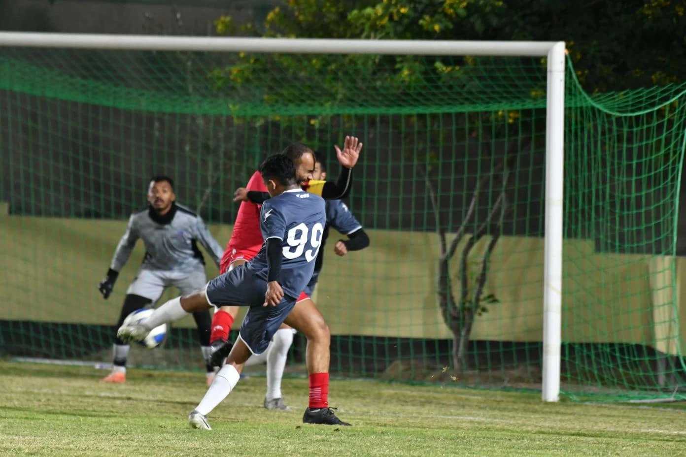 مواجهة الصدارة بين يوسف المؤيد وألبا في دوري الشركات الكروي