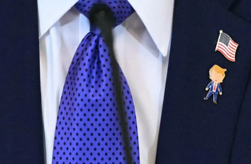 &laquo;دبلوماسية الدبوس&raquo; تفجر التكهنات.. ما وراء &laquo;ترامب السعيد&raquo;؟ (فيديو)