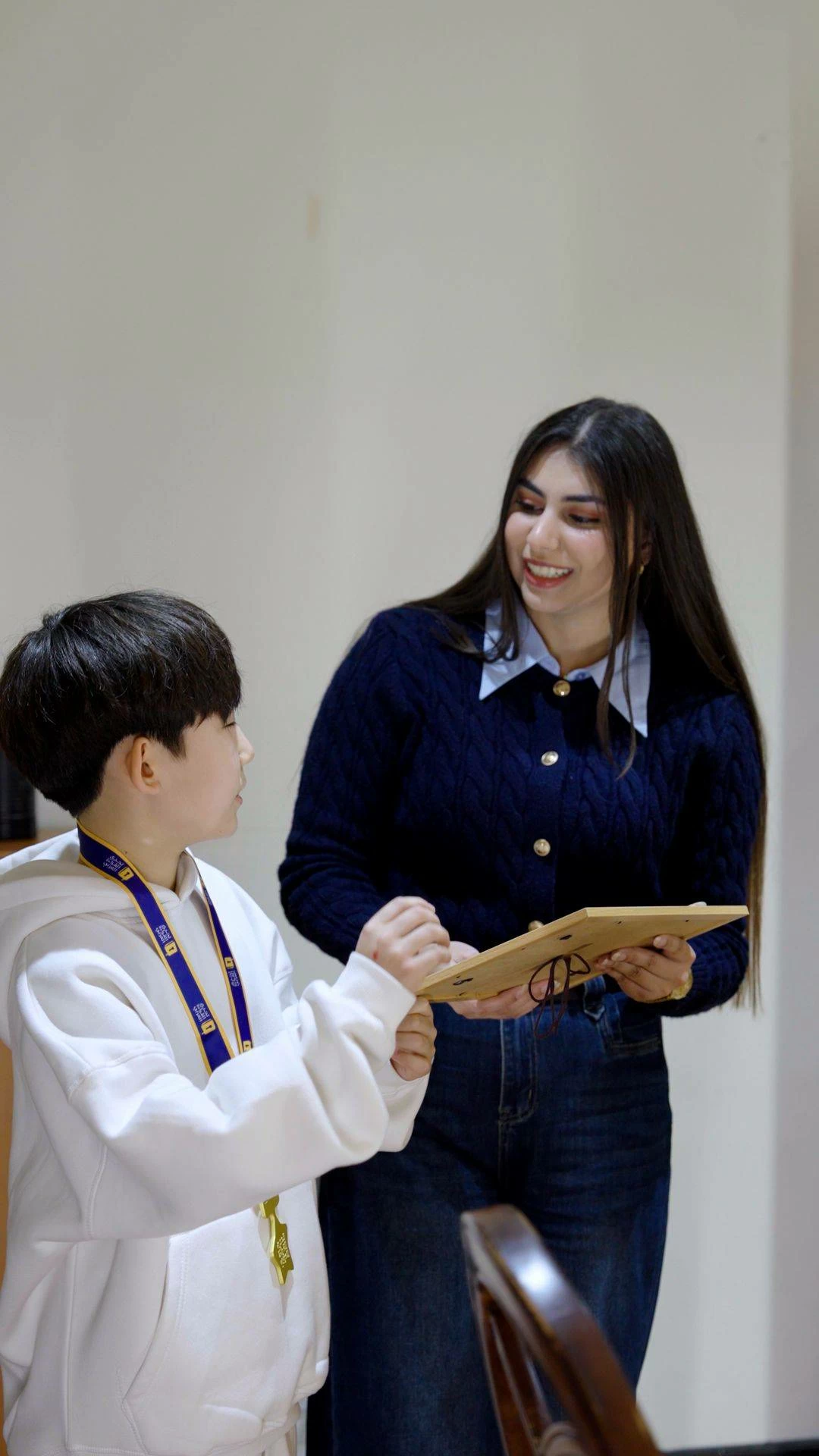 سونغ مين لي.. طالب كوري يتقن العربية في البحرين (فيديو)