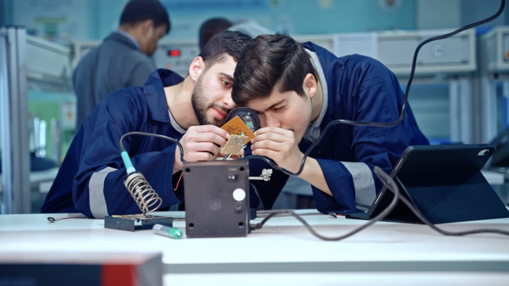 الرئيس التنفيذي لمركز ناصر العلمي والتقني في حوار مع &laquo;الوطن&raquo;: تخريج أكثر من 1500 شاب بحريني في 10 سنوات لدعم البنية التحتية الصناعية بالمملكة