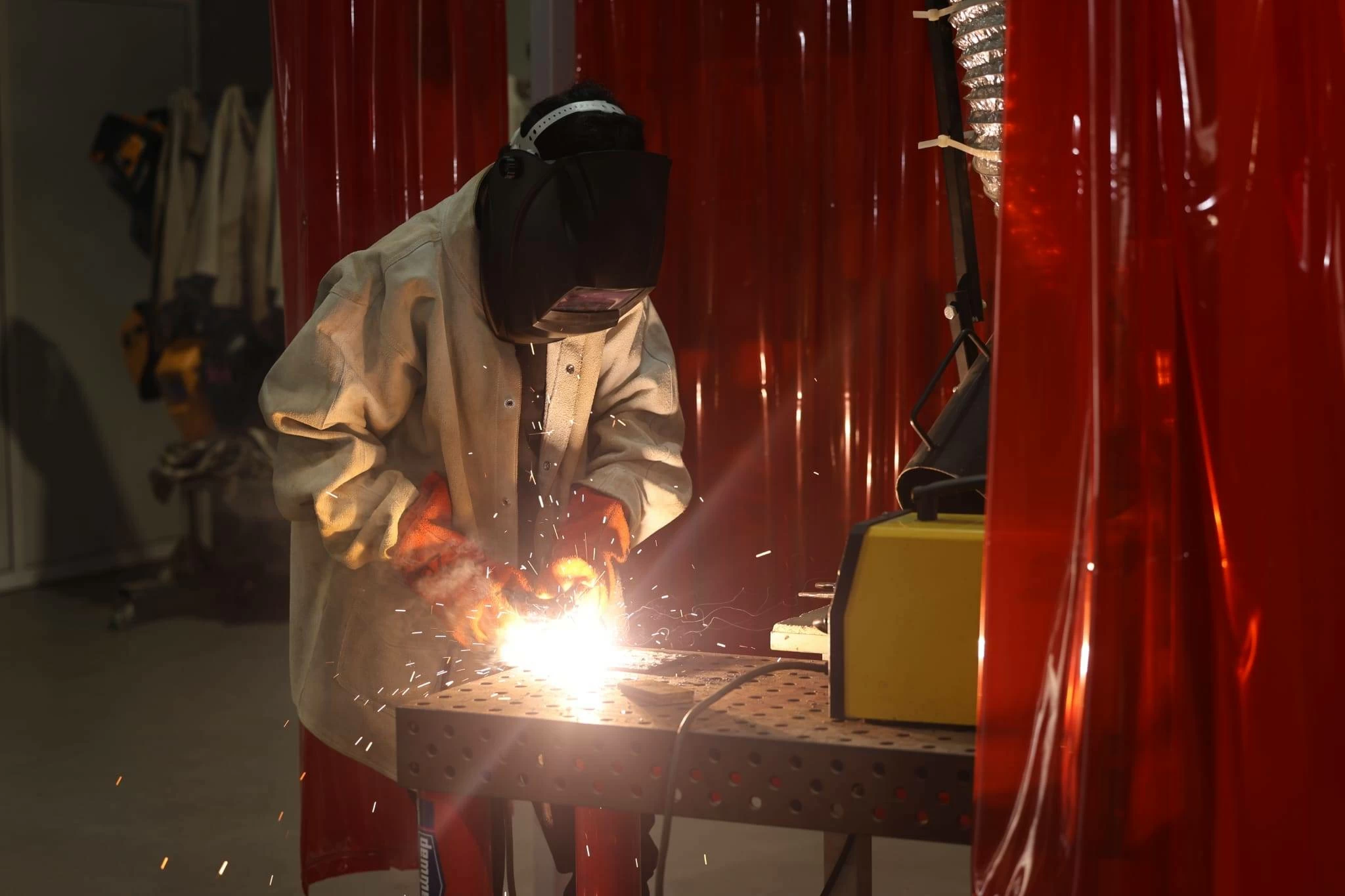 الرئيس التنفيذي لمركز ناصر العلمي والتقني في حوار مع &laquo;الوطن&raquo;: تخريج أكثر من 1500 شاب بحريني في 10 سنوات لدعم البنية التحتية الصناعية بالمملكة