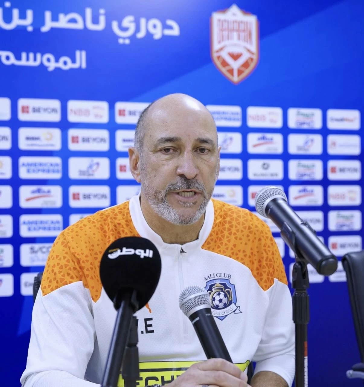 مهاجمين برازيليين وأفارقة على طاولة نادي عالي