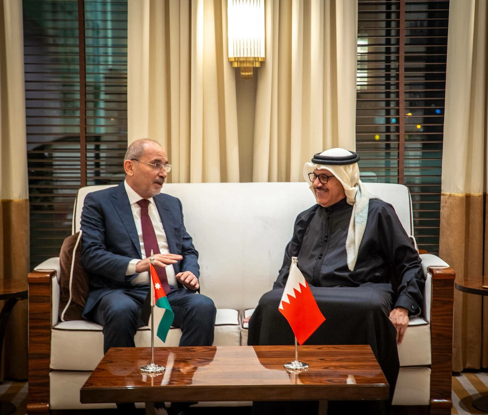 نائب رئيس الوزراء وزير الخارجية وشؤون المغتربين الأردني يصل إلى البلاد