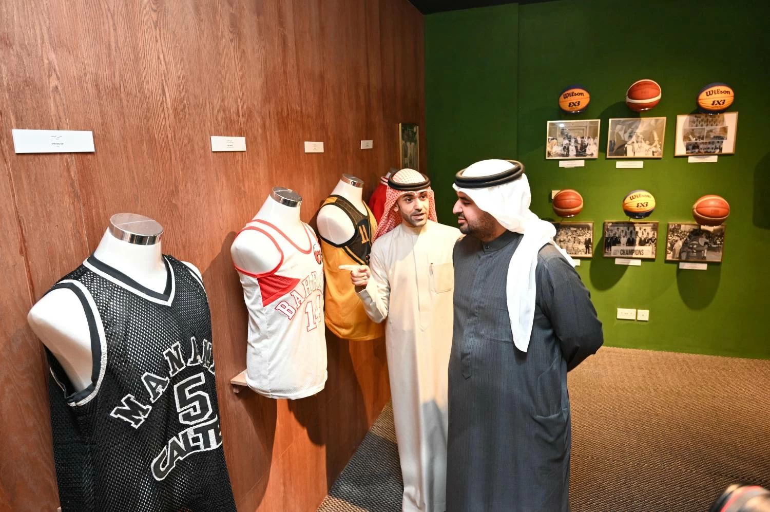 عيسى بن علي يزور متحف كرة السلة في «هوى المنامة» 