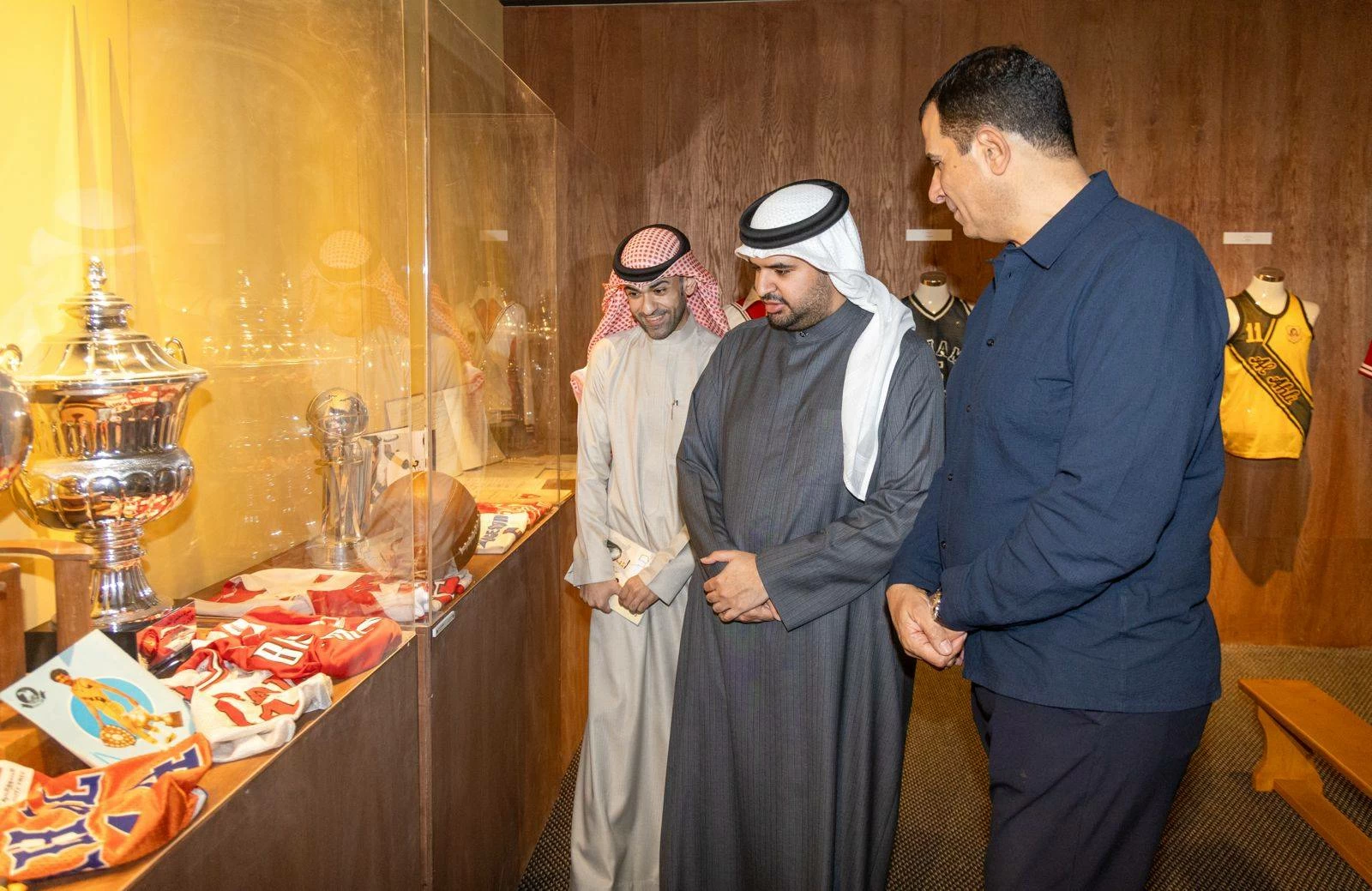 عيسى بن علي يزور متحف كرة السلة في &laquo;هوى المنامة&raquo;