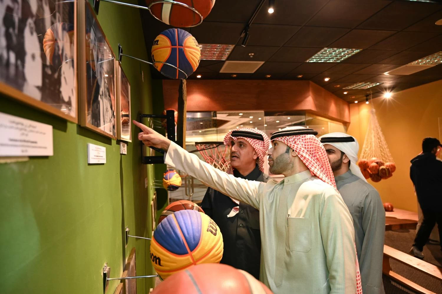 عيسى بن علي يزور متحف كرة السلة في &laquo;هوى المنامة&raquo;